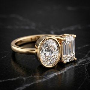 Anillo de compromiso con dos piedras, con diamante cultivado en laboratorio de corte esmeralda ovalado engastado en bisel y corte de púas, en oro amarillo. - Product Image 2