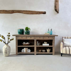 Grand comptoir de magasin antique en bois avec tiroirs, étagères ouvertes, meuble de rangement rustique vintage en bois massif, décoration intérieure - Product Image 1