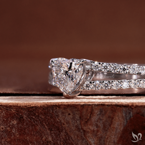 แหวนเพชรรูปหัวใจ 0.5 กะรัต ดีไซน์โรแมนติก ตัวเรือนทองคำขาว ประดับเพชรแบบสปลิตพาเว่ พร้อมใบรับรอง IGI เพชรหลักที่เพาะเลี้ยงในห้องปฏิบัติการ - Product Image 2