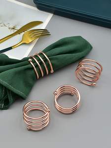 Anneau de serviette en métal chic, parfait pour une mise en scène de table tendance, avec une forme moderne et une texture métallique lisse. - Product Image 2