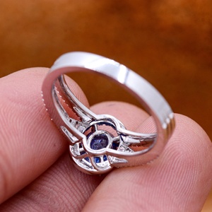 Anillo de Oro Blanco de 18K con Zafiro Azul Ovalado Natural y Halo de Diamantes, Diseño de Tallo Dividido, Joyas Memoria, Venta al por Mayor - Product Image 6