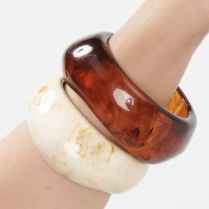 Brazaletes de Resina Ligeros y Elegantes, Accesorios Duraderos y con Estilo para un Look Moderno, por AFZA ENTERPRISES - Product Image 1