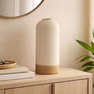 Jarrón de Cerámica Crema con Acabado Mate, Estilo Ramequín, Porcelana Minimalista, Apto para Lavavajillas, para Bautizo, 2-4 Pulgadas de Ancho, 4-8 Pulgadas de Alto - Product Image 3