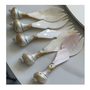 Cuillère et fourchette artisanales en nacre avec manche en coquillage naturel pour vaisselle écologique - Product Image 1