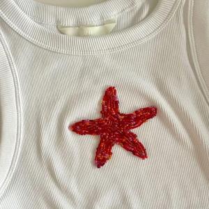 Chaleco de verano sin mangas con cuello redondo y parche de langosta bordado con cuentas hecho a mano para mujer, top corto de algodón acanalado blanco para uso casual. - Product Image 3