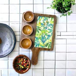 Tabla de Madera Hecha a Mano para Servir Tapas y Salsas con Arte de Azulejos Coloridos y Acabado Rústico para Decoración de Cocina - Product Image 3