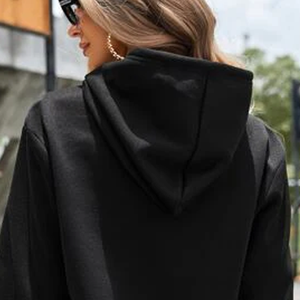 Sweat à capuche noir pour femme avec logo personnalisé, style streetwear décontracté, haut de gamme, fabriqué sur mesure par Twin City - Product Image 2
