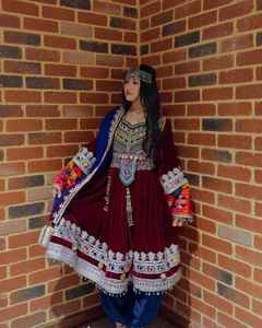 ชุดเดรสยาวไซส์ใหญ่สไตล์อัฟกานิ ดีไซน์เนอร์สำหรับงานเทศกาล งานปาร์ตี้ แขนยาว ผ้าชีฟองปักลายลูกไม้ ผลิตในปากีสถาน - Product Image 4