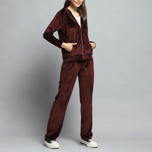 Ensemble de survêtement durable pour femmes avec logo personnalisé, séchage rapide, évacuation de l'humidité, idéal pour les clubs, les équipes et les groupes d'entraînement - Product Image 2