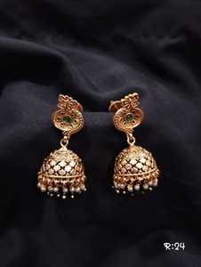 Pendientes Jhumka Tradicionales Indios Geométricos de Latón Chapado en Oro con Piedras Artificiales y Perlas de Imitación para Novias y Bodas - Product Image 3