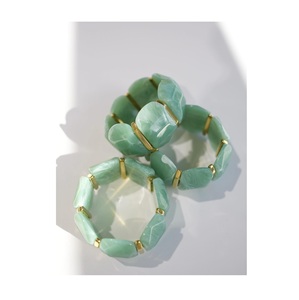 Bracelet en résine haut de gamme fait main avec finition artistique moderne, accessoire élégant pour le poignet, pour les consommateurs soucieux des tendances - Product Image 3
