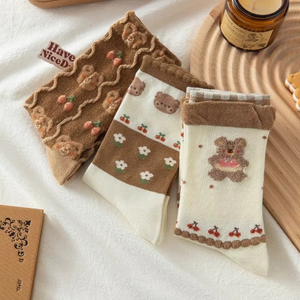 Chaussettes en coton pour femmes en gros avec motif ours brun bébé et cerise, style dessin animé mignon - Product Image 4