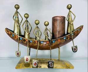 Pièce décorative en métal Art Déco représentant des naveurs tribaux - Conception amovible pour les célébrations de Diwali et de retraite - Product Image 1