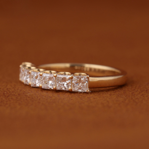 Bague de mariage demi-éternité en or massif 14 carats avec diamant de laboratoire taille princesse de 1,50 carat au total, couleur VVS DEF - Product Image 3