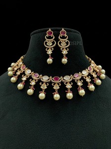 ATEMBERAUBENDE GLANZFÄHIGE Platinbeschichtete Messing-Brautschmuck-Garnitur für Damen mit Blauen Kundan-Steinen, Designer-Halskette - Product Image 4