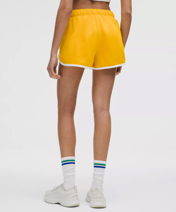 Short cargo sportif jaune avec bordure blanche, taille mi-haute, tricoté, respirant, coupe régulière, pour femme, délavage foncé, avec ceinture - Product Image 2