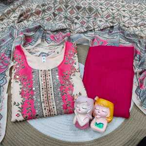 ชุดสูทผ้ามัสลินลายดอกไม้สีชมพู ทรงสมัยใหม่ กระชับพอดีตัว แบบสัลวาร์ คามีซ ดีไซน์เนอร์ อินโดเวสเทิร์น ชุดลำลองสำหรับผู้หญิง แห้งเร็วทุกแบบ - Product Image 5