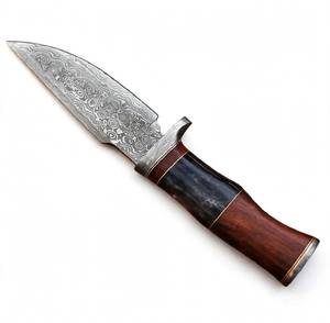Outil de préparation en acier damas à motifs gravés à l'acide, à fort contraste, avec profil en pointe tombante et manche en bois foncé et cor. - Product Image 2