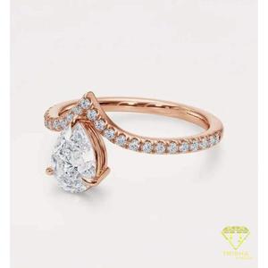 Bague de fiançailles en moissanite taille poire en or rose, avec pavé en forme de V chevron, solitaire, pour femme - Product Image 2