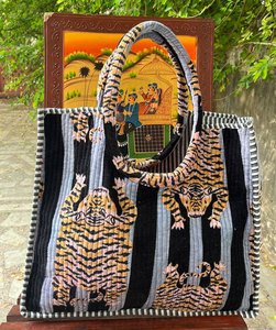Luxury Printed Velvet Quilted <b>Shoulder</b> Bag for Women with Soft Texture and Elegant Chain <b>Strap</b> - Product Image 4
