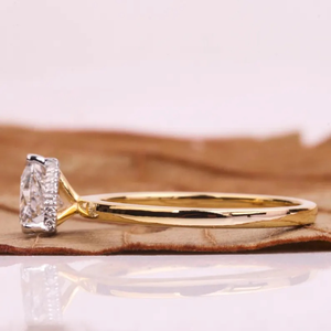 Anillo de compromiso de lujo para mujer con diamante de laboratorio de 3 quilates talla trillón, halo oculto y engaste de puntas, chapado en oro de 18K y rodio, VS - Product Image 3