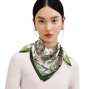 Foulard carré en polyester imprimé motif floral, imitation soie, pour usage quotidien ou comme cadeau - Product Image 1