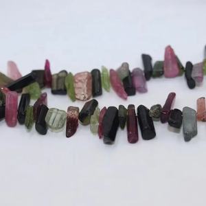 Perles en forme de bâtonnets de tourmaline naturelle brute de 15 à 25 mm en gros avec poids personnalisable pour la fabrication de bijoux - Product Image 1