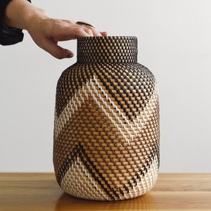 Fournisseur direct de vases décoratifs noirs et dorés, pots à fleurs, vases en rotin tressé à la main. - Product Image 6