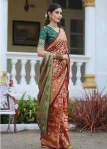 Sari de Seda Banarasi de Primera Calidad con Diseño Tejido a Mano para Ocasiones Especiales y Ceremonias Disponible para la Venta - Product Image 4