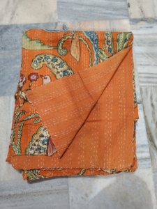Couverture Kantha florale orange réversible en coton, décoration d'intérieur, tissu artisanal noir imprimé, cadeau pour elle - Product Image 2