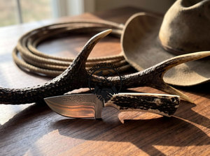 Cuchillo de Caza Vaquero Occidental Hecho a Mano, Nueva Edición 2026, con Hoja de Acero Damasco de Cobre Cu Mai, Punta Caída y Espiga Completa, OEM, con Empuñadura de Asta de Ciervo - Product Image 4
