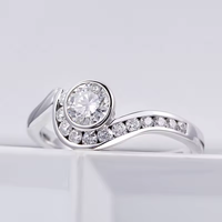 Bague de fiançailles pour femme en argent 925 plaqué rhodium, sertie de diamants ronds, monture closée, pavé latéral, style classique, bijoux fins