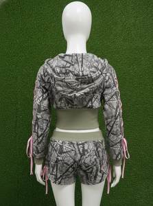 Ensemble 2 pièces camouflage pour femme : Crop top à capuche avec manches lacées et short en tissu tricoté sportif à nœud, idéal printemps-été - Product Image 6