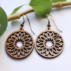 Boucles d'oreilles Kawaii multicolores arc-en-ciel avec détail de perles, bijoux de mode mignons pour les mariages, les fêtes et les cadeaux. - Product Image 2