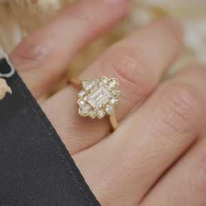 แหวนหมั้นสไตล์อาร์ตเดโควินเทจ มรกต เพชรแล็บ ทองคำแท้ 14k 18k ดีไซน์พิเศษ หลายเหลี่ยมเจียระไน 1.8 มม. ประดับแบบฮาโล แหวนหรูหราสำหรับวันครบรอบ - Product Image 6