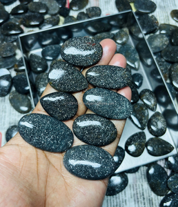Venta al por mayor de gemas sueltas de piedra solar negra natural de alta calidad, cabujones de formas variadas, gemas hechas a mano de alta calidad. - Product Image 1