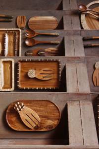 Bandeja de Servir Multifuncional Ligera Hecha a Mano con Patrón Geométrico Minimalista de Madera de Acacia (Suar), Resistente al Calor y Apta para Alimentos - Product Image 3