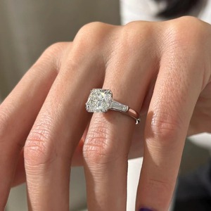 Bague de luxe à trois pierres en diamant de laboratoire E VVS2 taille coussin de 4 carats avec diamants baguette effilés, design classique à double griffe - Product Image 3