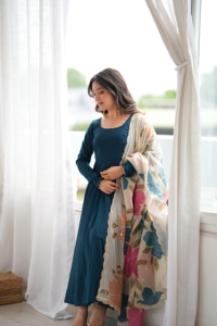 Robe Anarkali en pure soie romaine lourde avec dentelle perlée, pantalon Chanderi cousu et dupatta en organza Tabby imprimé MY 104 - Product Image 5