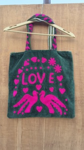 Sac fourre-tout en velours fait main avec broderie rose « Peace », 18x18 pouces, sac à bandoulière bohème doublé en coton - Product Image 6