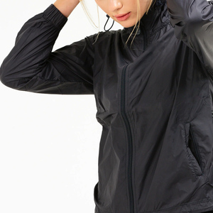 Chaqueta Bomber con Capucha Personalizada para Mujer, con Cierre de Cremallera, Logotipo Frontal Personalizado, Exterior Impermeable de Nailon/Poliéster para Deportes - Product Image 6