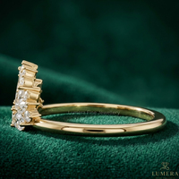 Anillo de compromiso con diamante floral de laboratorio, con piedras de acento en forma de hoja marquesa y redondas, y engaste artístico en racimo.