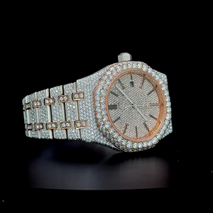 Reloj clásico bicolor en oro rosa con números con líneas interrumpidas, certificado por un probador de diamantes, completamente cubierto de diamantes con 27.5 quilates de moissanita VVS incrustada. - Product Image 5