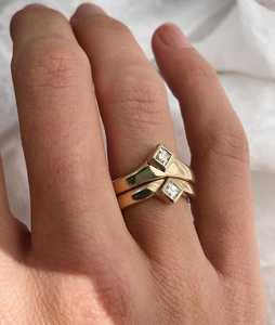 Bague Solitaire Empilable avec Diamant de Laboratoire Taille Princesse Sertie en Bezel, Style Moderne Minimaliste Quotidien, Bande Effilée de 4 mm en Or Massif 14k 18k - Product Image 2