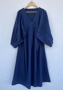 เดรสยาวผ้าฝ้ายสีน้ำเงินล้วนสำหรับผู้หญิง คอวี แขนทรงบอลลูน จับจีบ ทรงหลวม สไตล์ลำลอง โบโฮ ขายส่ง น้ำหนักเบา เหมาะสำหรับใส่ในฤดูร้อน - Product Image 1