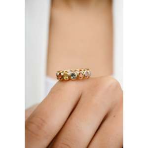Bague éternité en or blanc 14 carats avec saphirs naturels multicolores et sertissage à griffes - Product Image 5