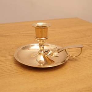 Élégant porte-bougie en laiton avec plateau de base, finition antique, support de bougie en métal fait main pour la décoration intérieure et la mise en scène de table - Product Image 1