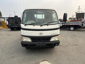 Camioneta Toyoace de alta calidad, recién llegada, con volante a la derecha y portón trasero eléctrico. Autos impecables en venta - Product Image 1
