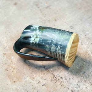 Jarra Grande de Cuerno Vikingo con Acabado Natural y Base de Madera, Hecha a Mano, para Cerveza y Sidra Medieval, al Mejor Precio - Product Image 6