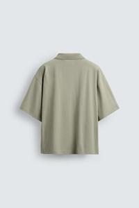 Polo de Hombre al por Mayor en Verde Salvia Claro, Polo de Alta Calidad con Cuello en V, Estilo Polo con Cuello Liso, Polo Bordado - Product Image 2